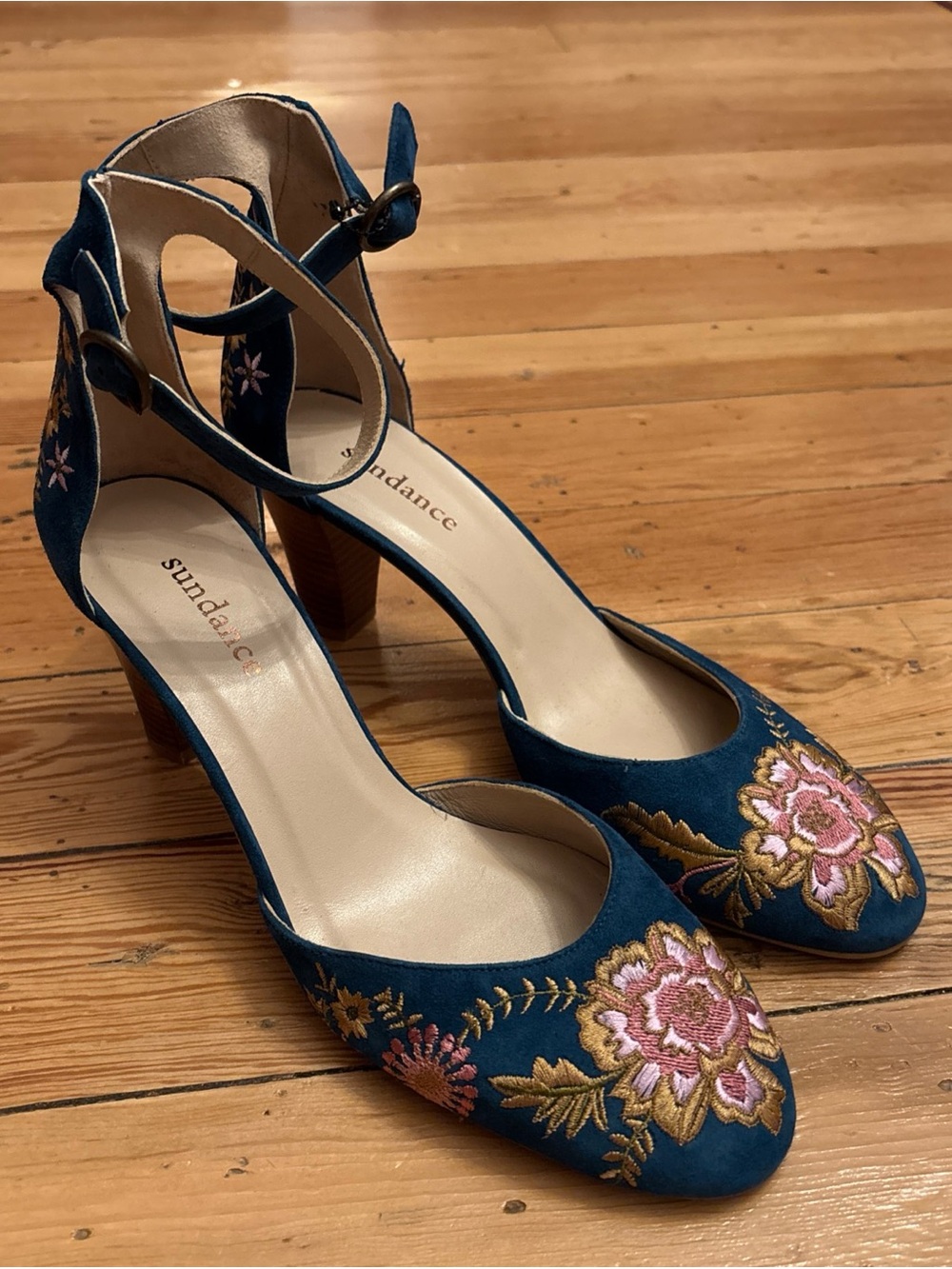 Sundance Blue flower embroidered shoes size 40 Heels